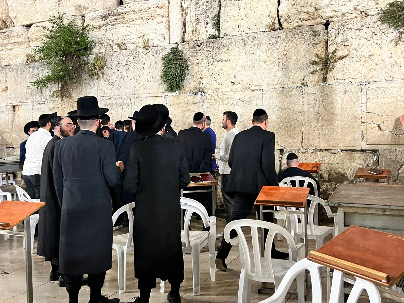 עומר אדם שר עם תלמידי ישיבה בכותל: "קום שוין אהיים" • צפו
