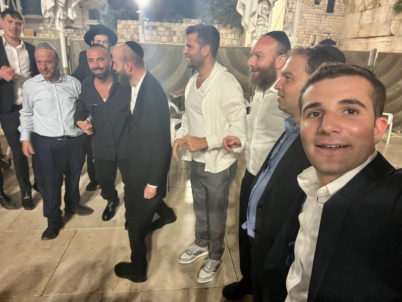 עומר אדם שר עם תלמידי ישיבה בכותל: "קום שוין אהיים" • צפו