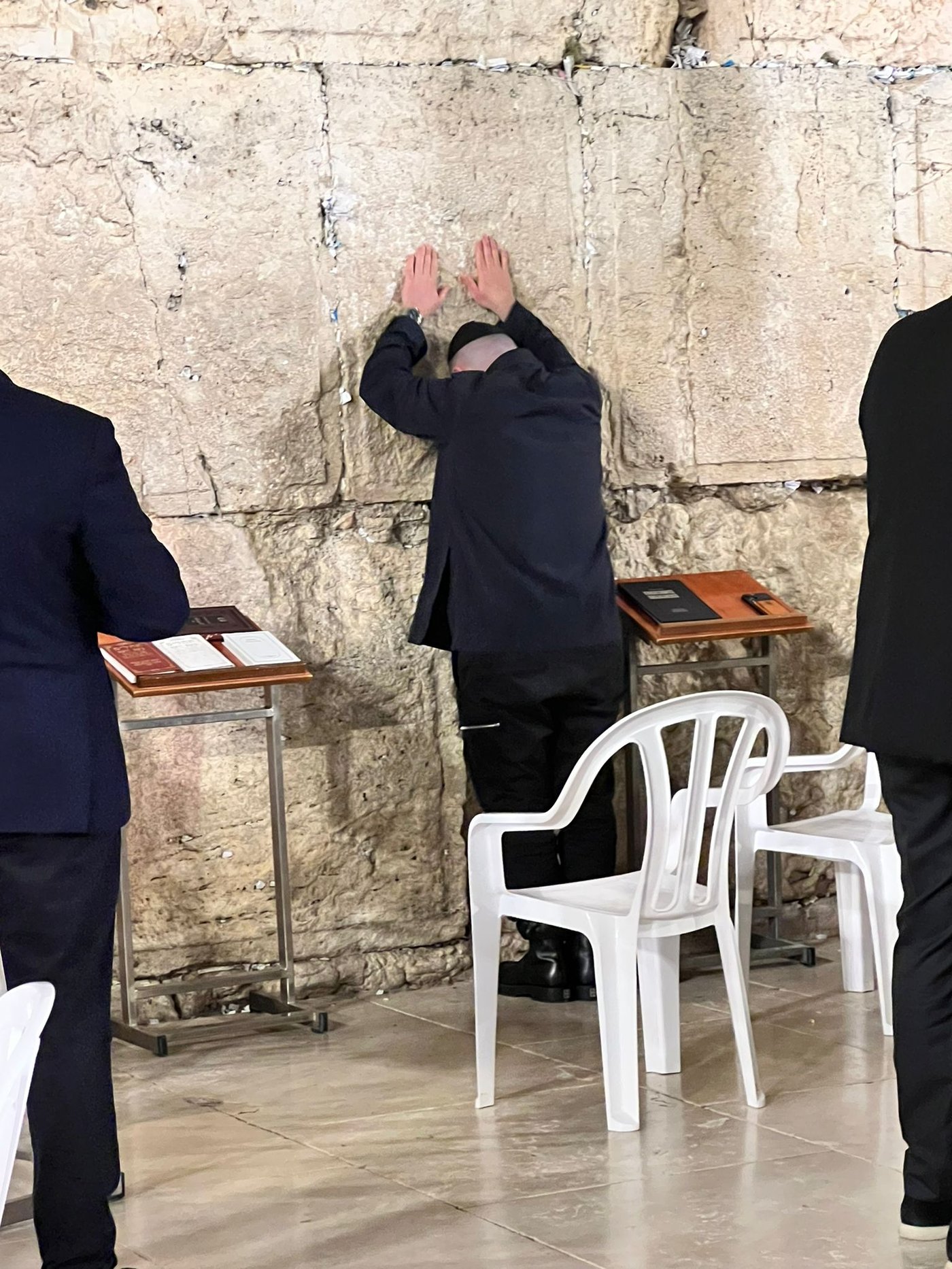 עומר אדם שר עם תלמידי ישיבה בכותל: "קום שוין אהיים" • צפו