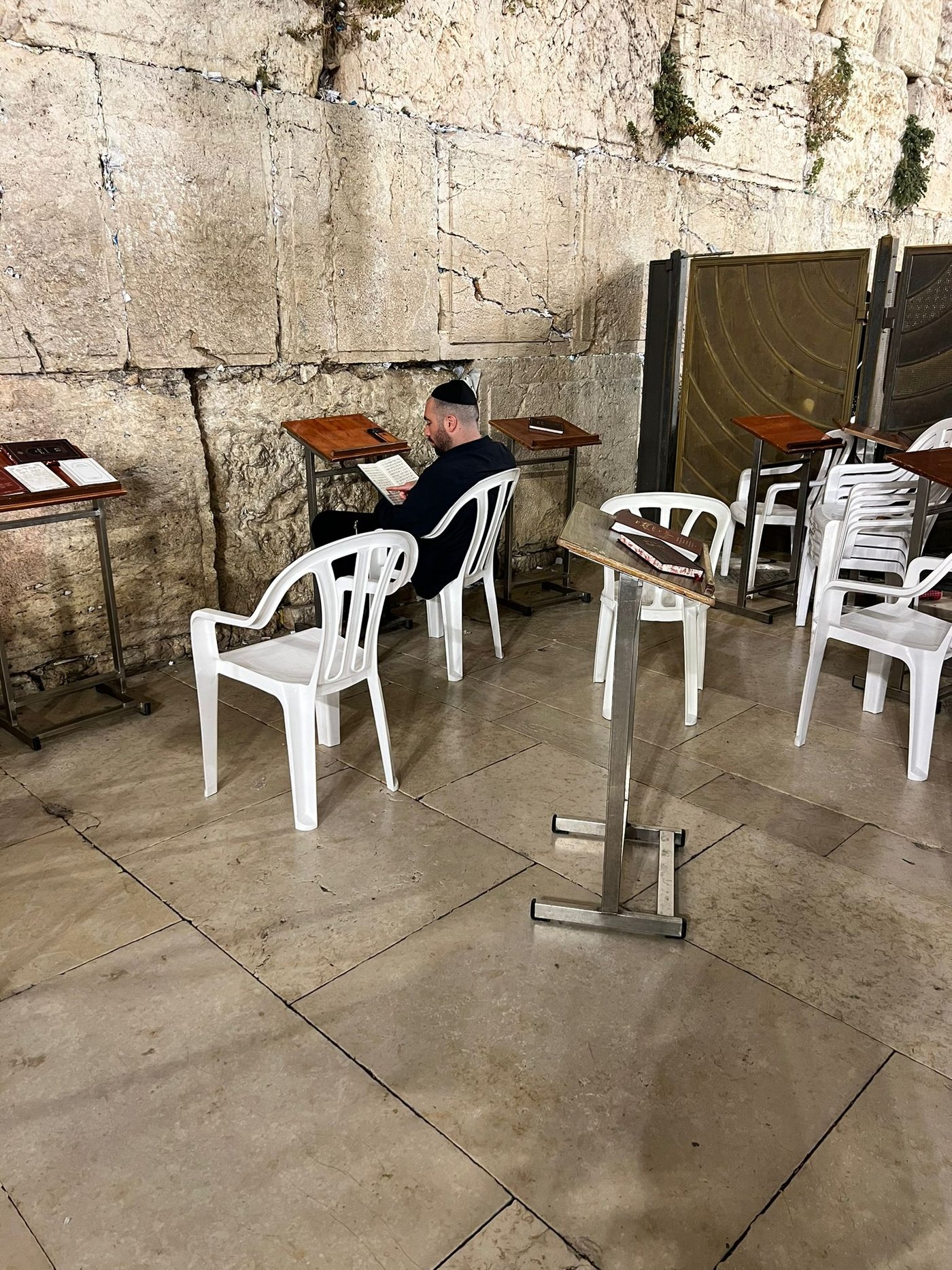 עומר אדם שר עם תלמידי ישיבה בכותל: "קום שוין אהיים" • צפו