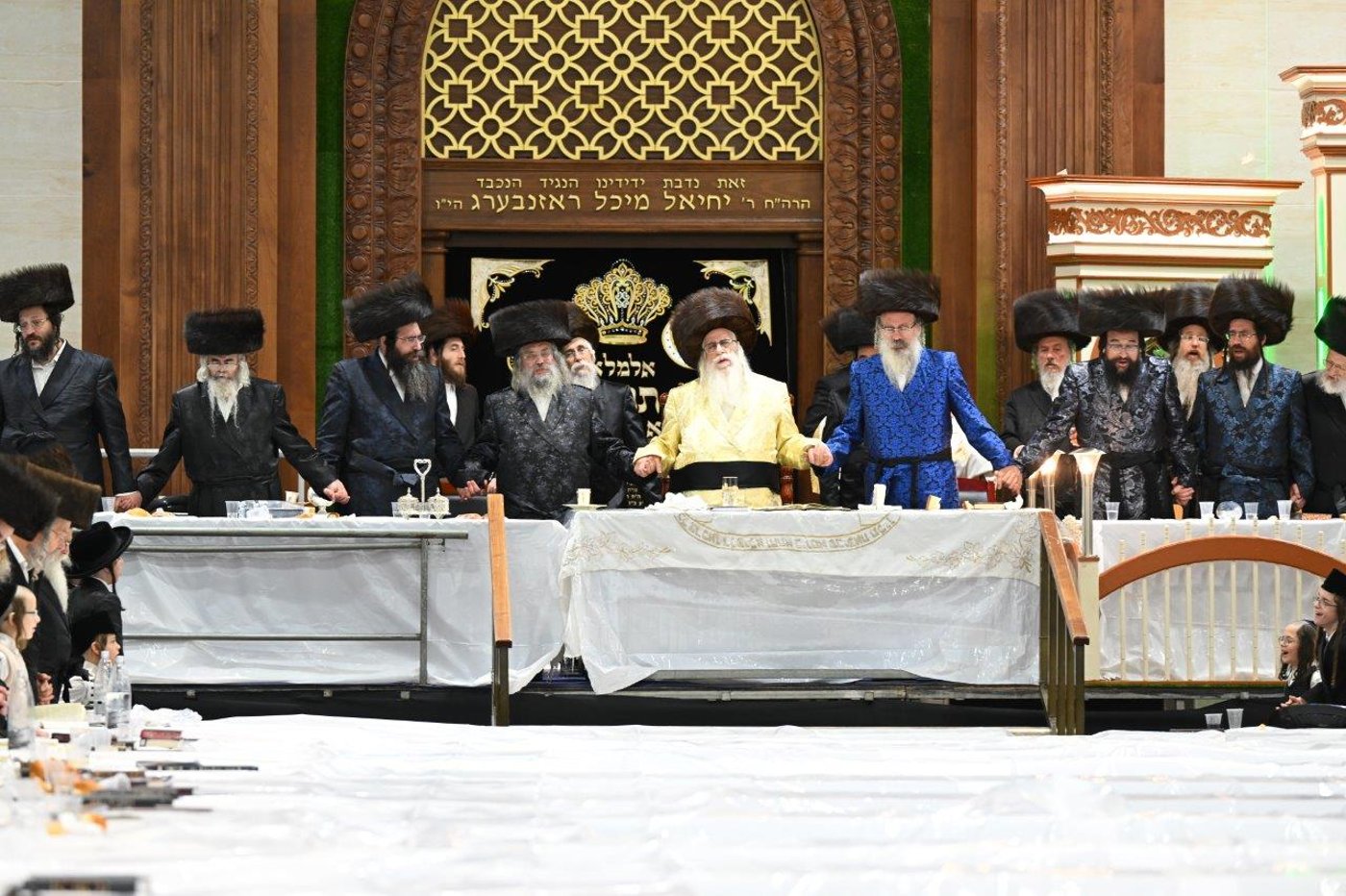 צפו בתיעוד: חג השבועות בחצר הקודש צאנז
