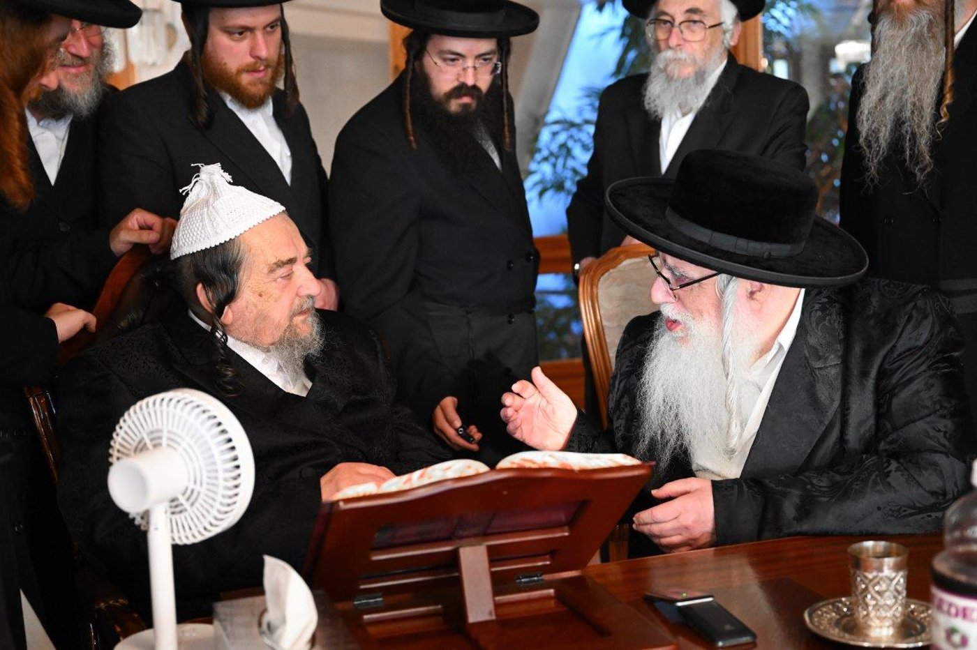 האדמו"ר מצאנז בביקור אצל הגרי"מ שכטר • צפו