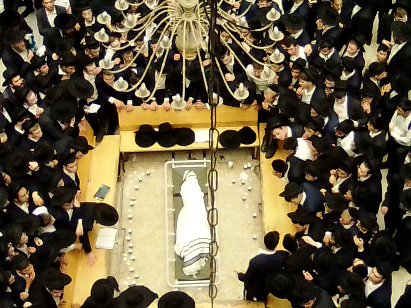 מיטת מרן רבי גרשון אדלשטיין זצ"ל בהיכל הישיבה