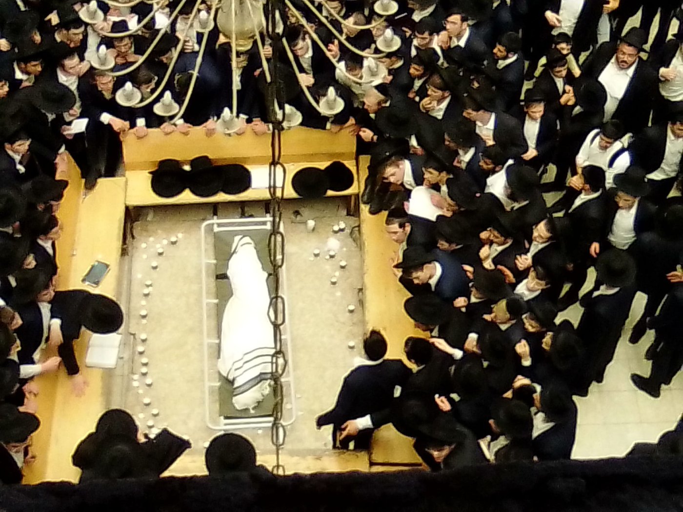 מיטת מרן רבי גרשון אדלשטיין זצ"ל בהיכל הישיבה