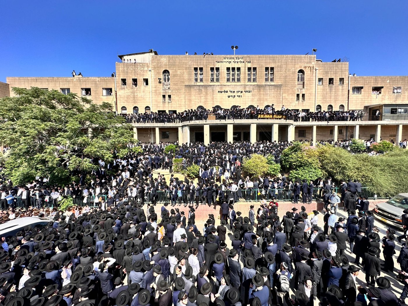 ממתינים לצאת הארון