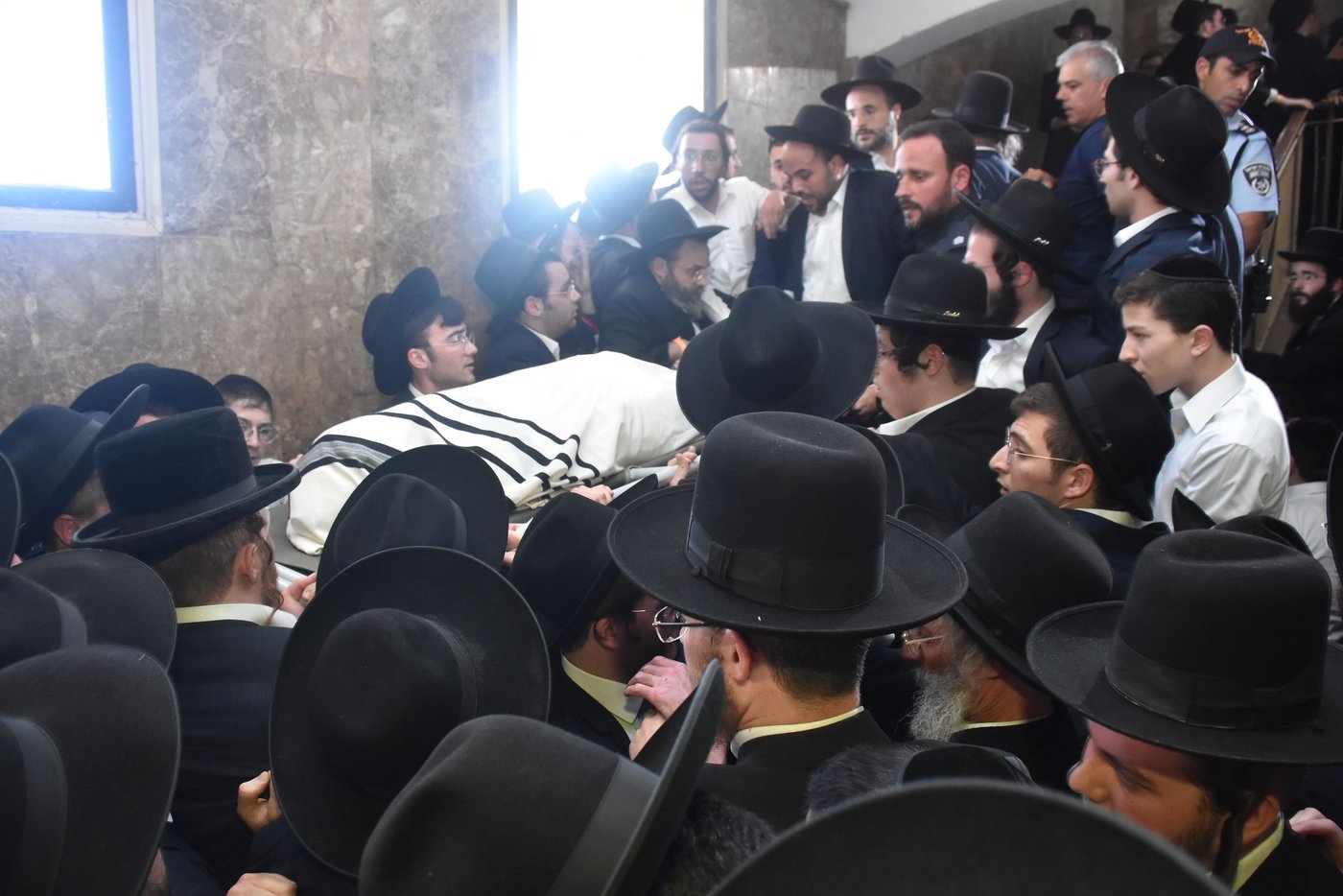מראות ממסע הלוויה של מרן רבי גרשון אדלשטיין זצ"ל • צפו