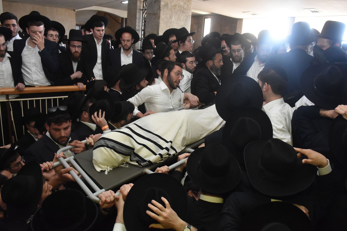 מראות ממסע הלוויה של מרן רבי גרשון אדלשטיין זצ"ל • צפו