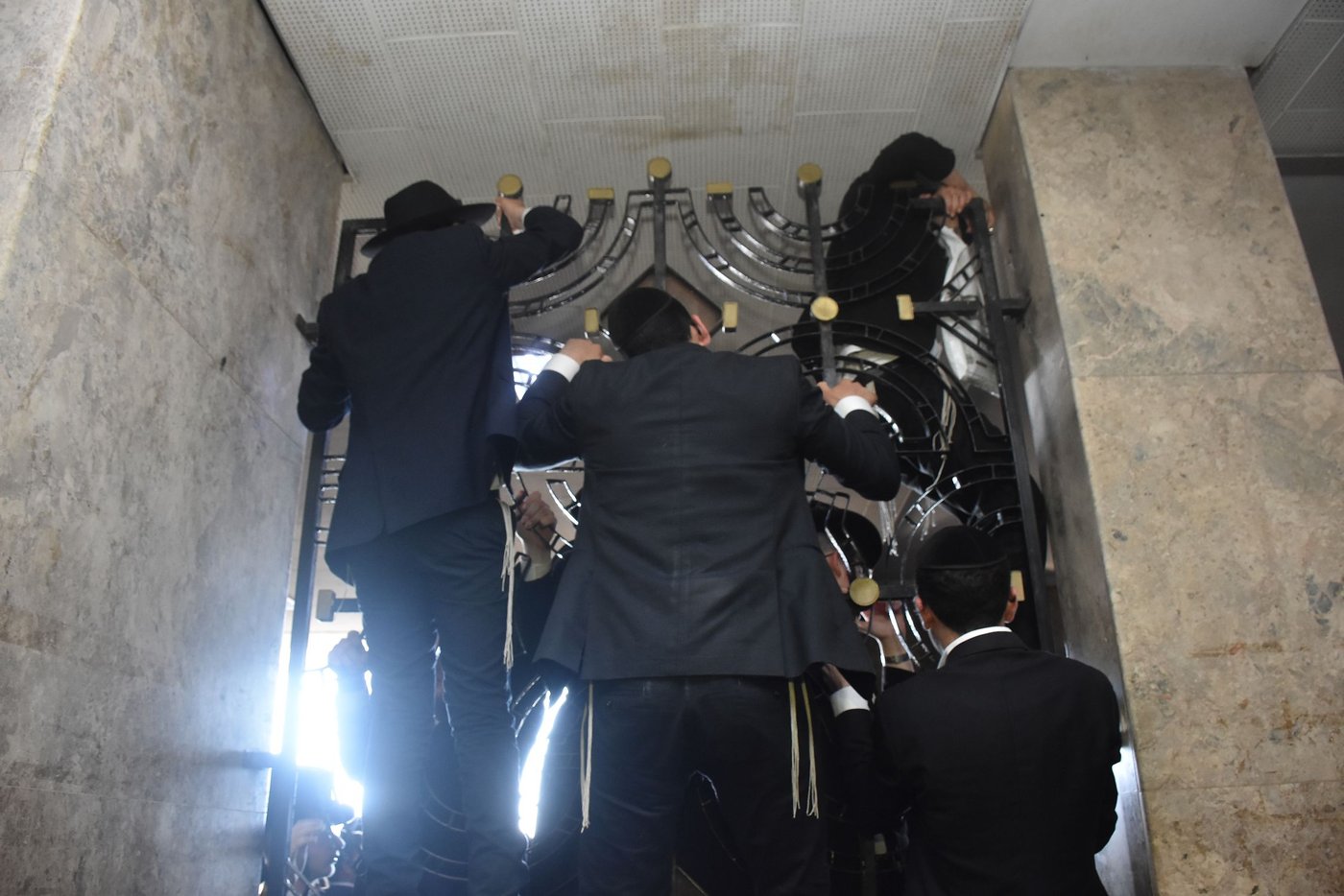 מראות ממסע הלוויה של מרן רבי גרשון אדלשטיין זצ"ל • צפו