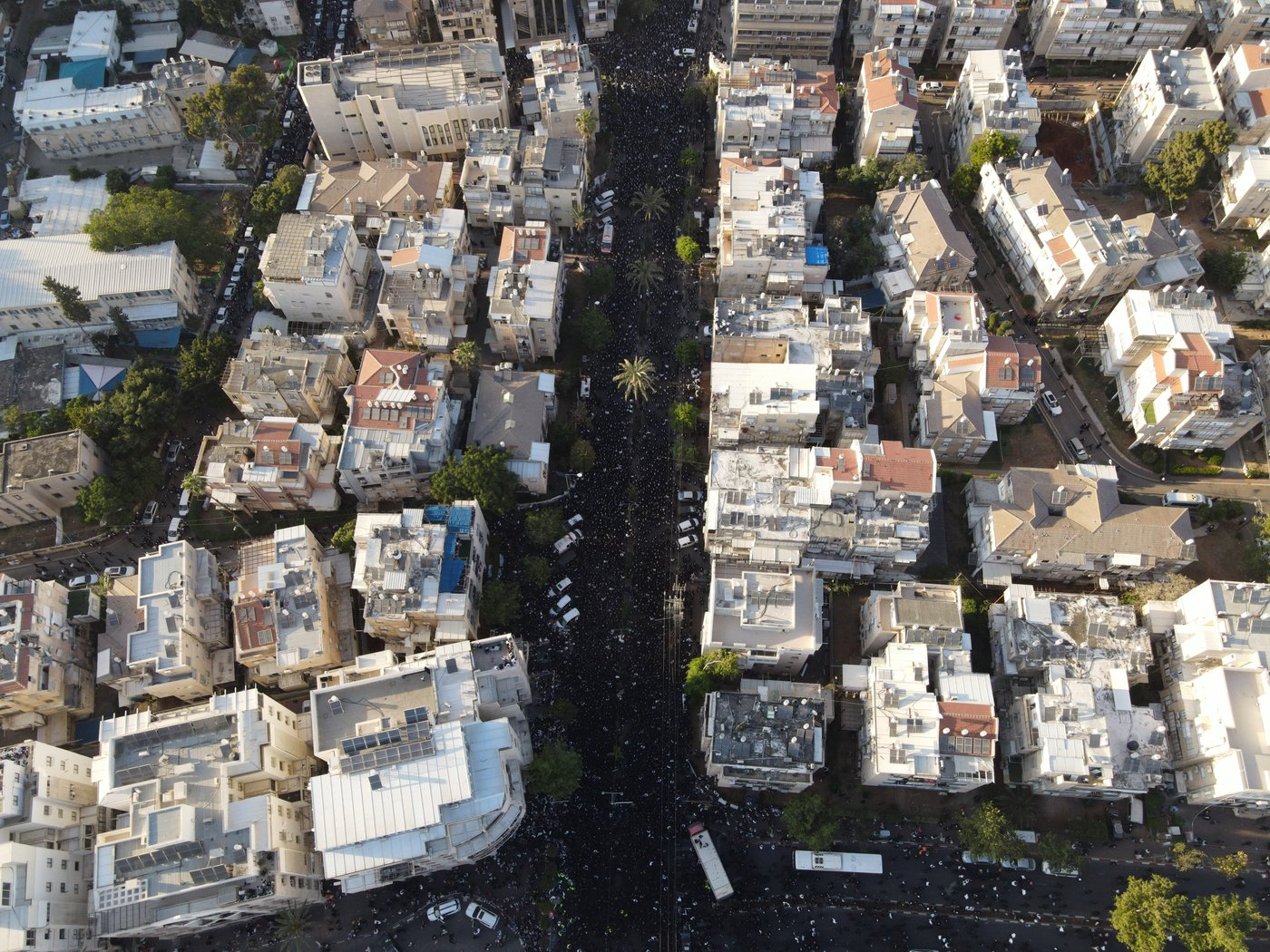 כשגבעת הישיבה - נצבעה בשחור • הלוויה במבט מהרחפן