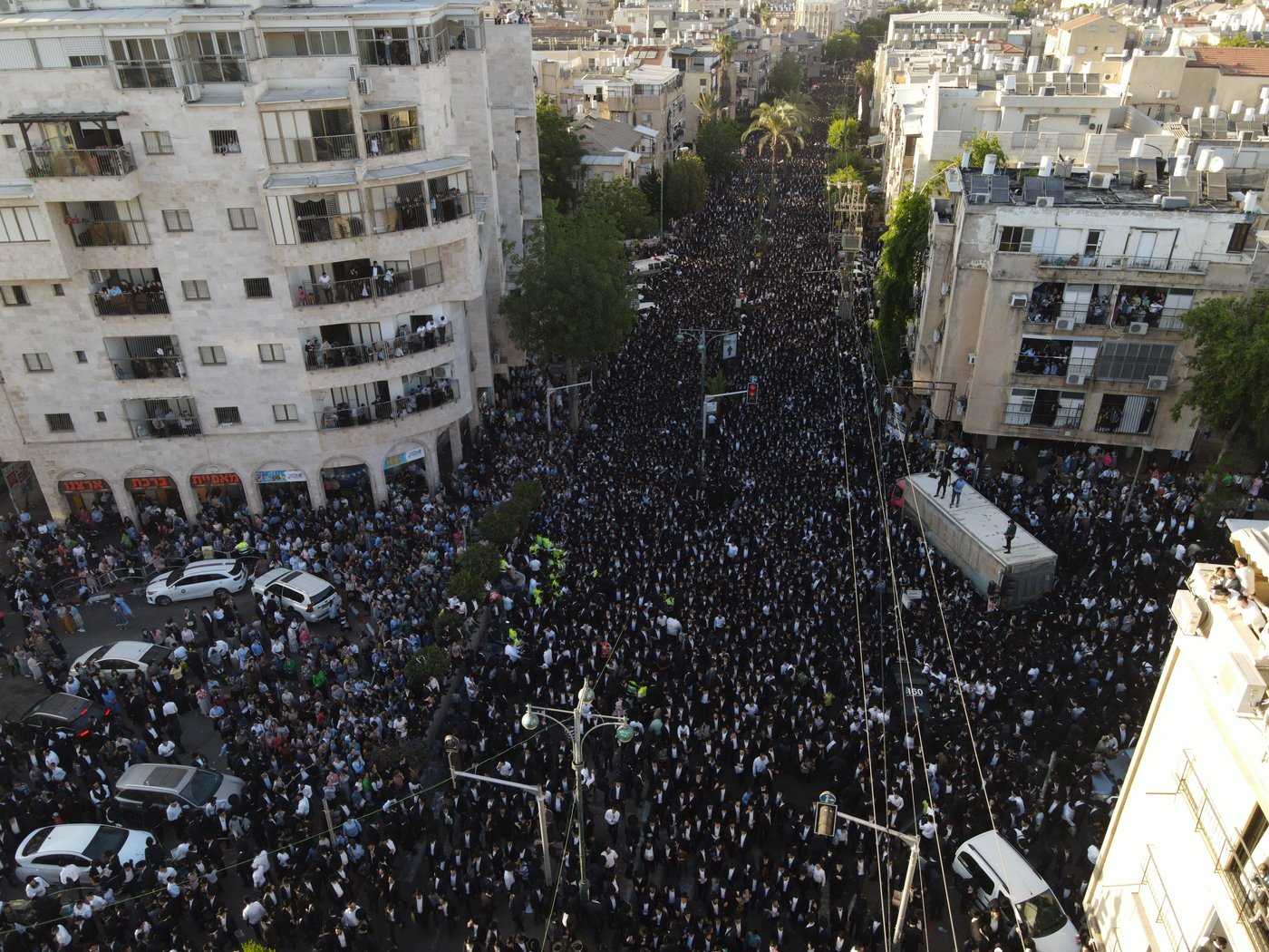 כשגבעת הישיבה - נצבעה בשחור • הלוויה במבט מהרחפן