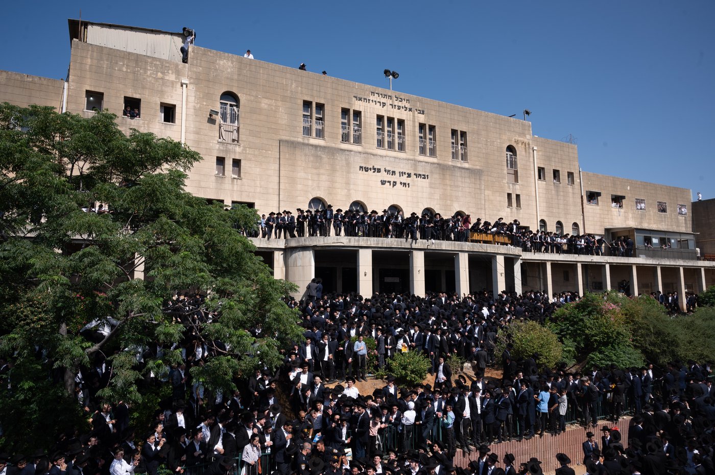 200 אלף מלווים ב-108 תמונות | אשכבתיה דרבי - התיעוד המסכם מכל מוקדי ההלוויה