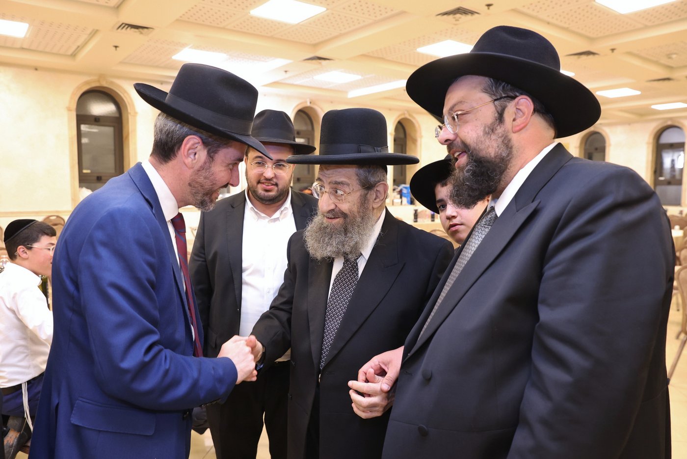 נכדו של המרא דאתרא דבני ברק נכנס למצוות | רבנים ואישי ציבור עלו לברך