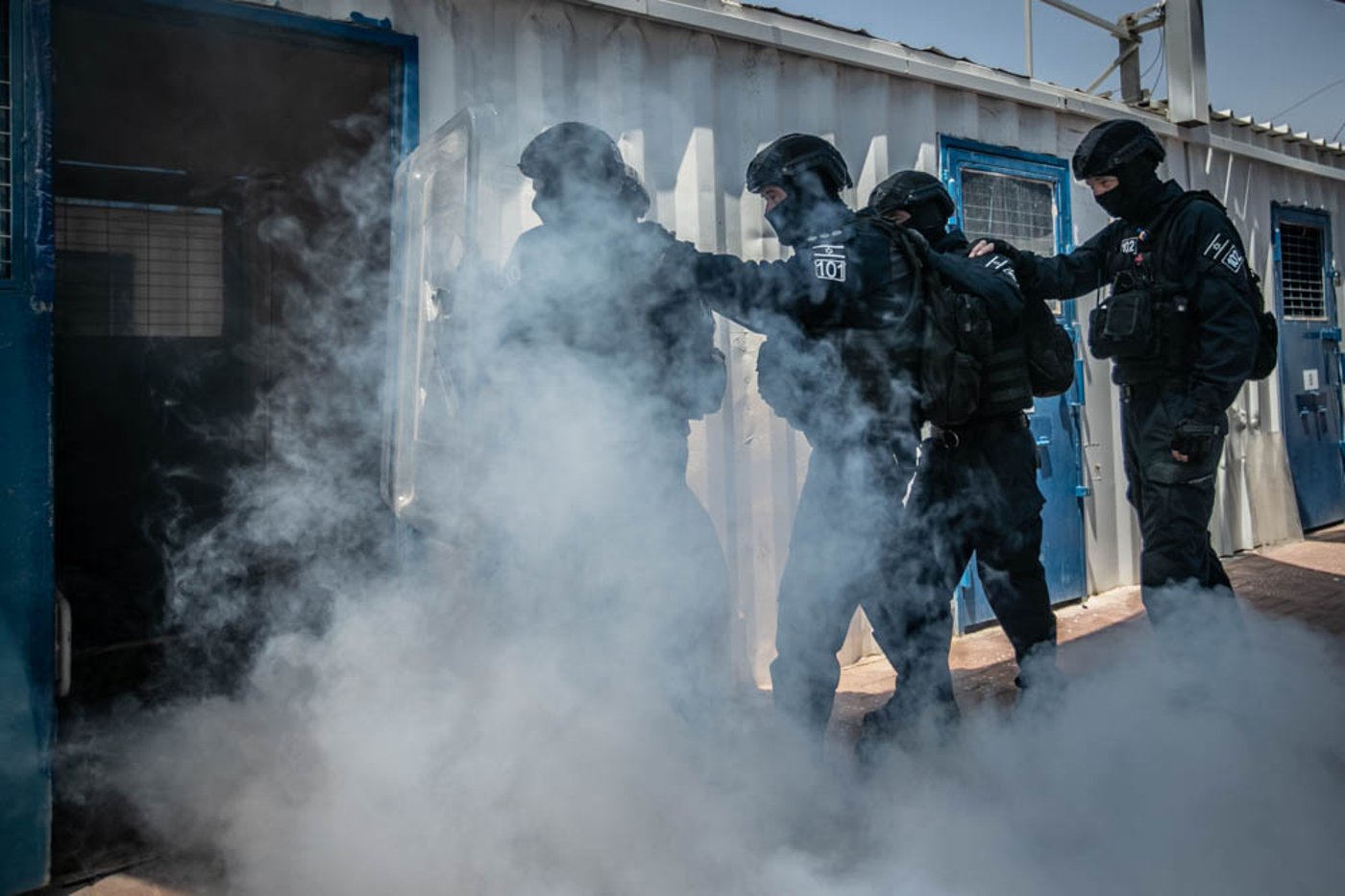 כך נלחמים בהברחות בין כותלי הכלא • הצצה נדירה לפעילות היחידה המיוחדת