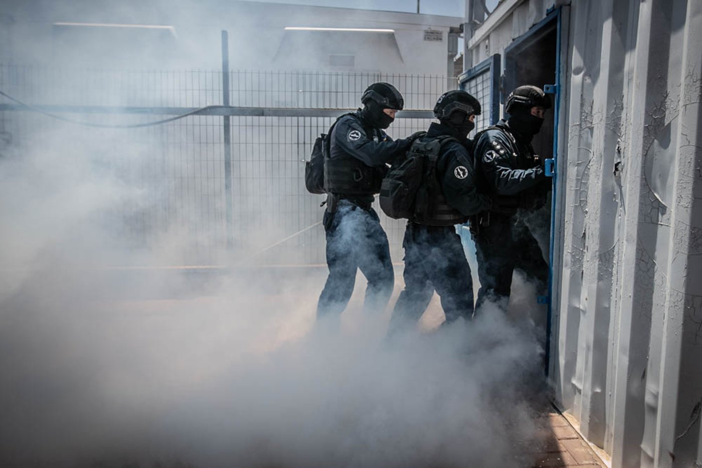כך נלחמים בהברחות בין כותלי הכלא • הצצה נדירה לפעילות היחידה המיוחדת
