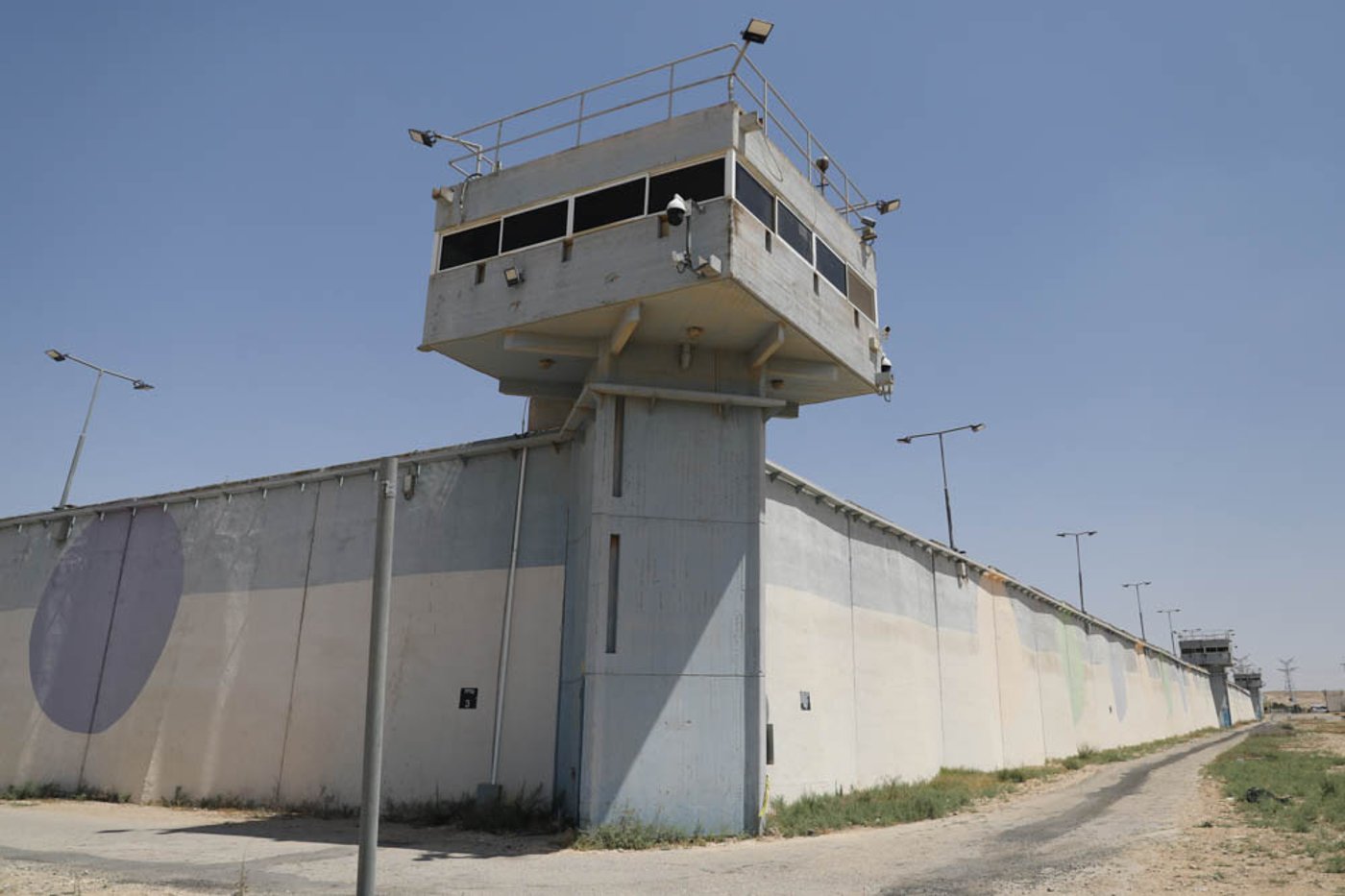 כך נלחמים בהברחות בין כותלי הכלא • הצצה נדירה לפעילות היחידה המיוחדת