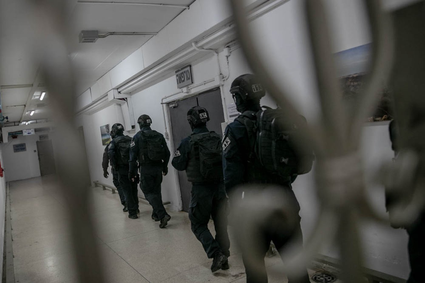 כך נלחמים בהברחות בין כותלי הכלא • הצצה נדירה לפעילות היחידה המיוחדת