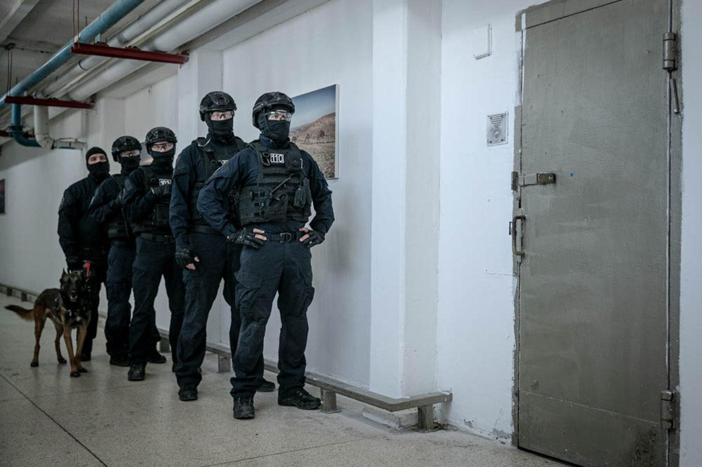 כך נלחמים בהברחות בין כותלי הכלא • הצצה נדירה לפעילות היחידה המיוחדת