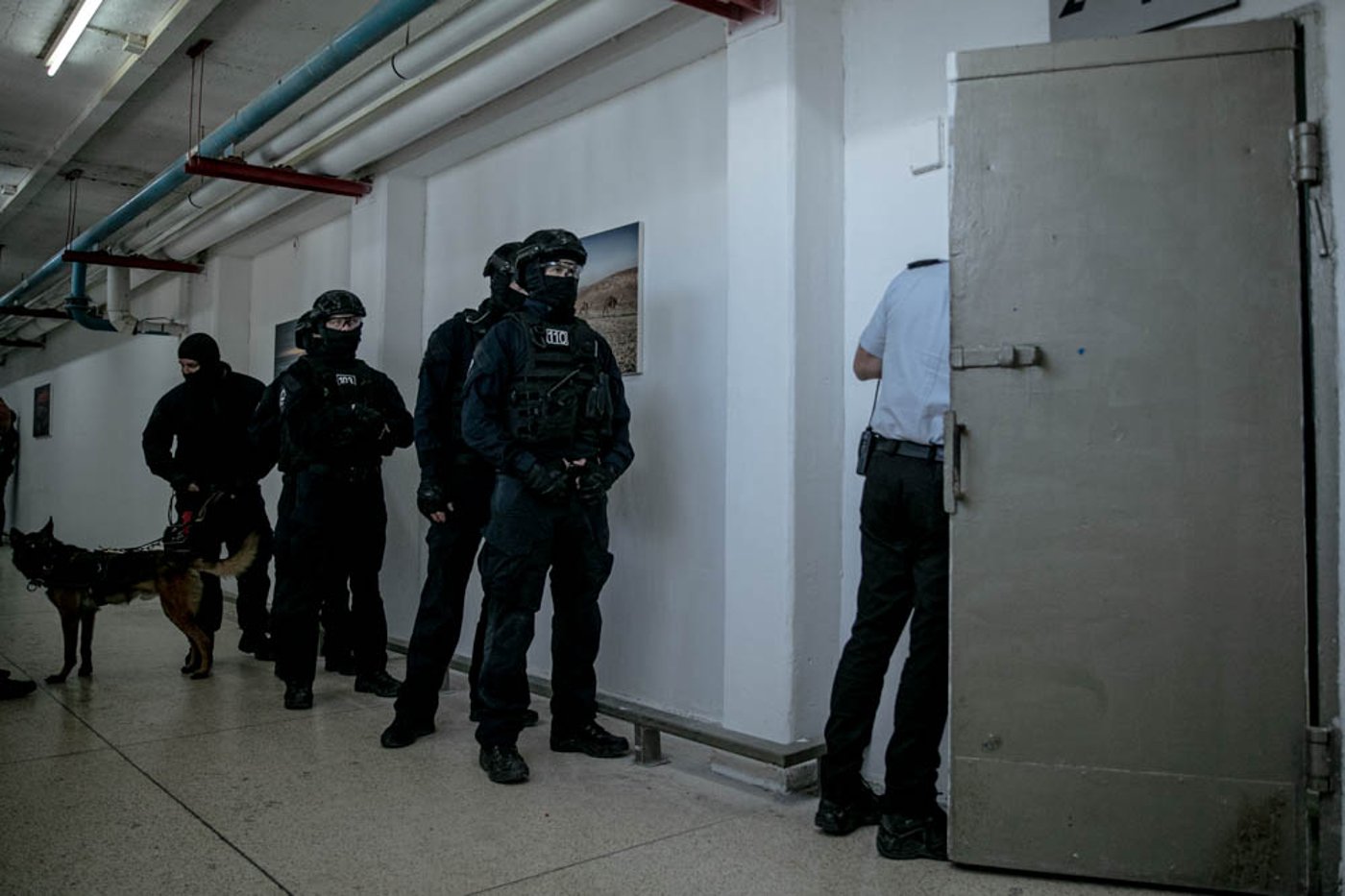 כך נלחמים בהברחות בין כותלי הכלא • הצצה נדירה לפעילות היחידה המיוחדת
