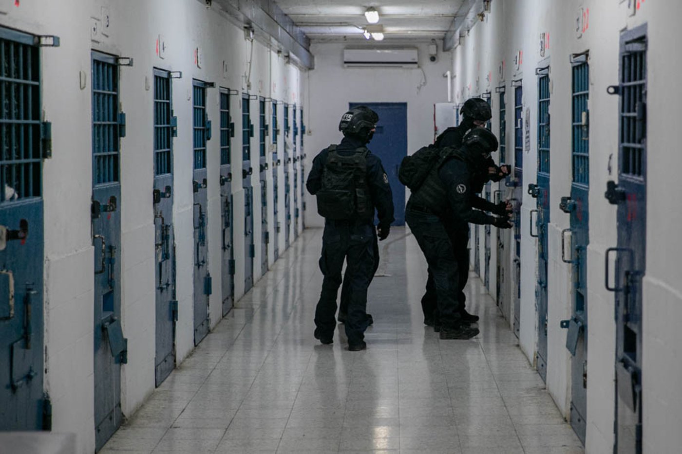 כך נלחמים בהברחות בין כותלי הכלא • הצצה נדירה לפעילות היחידה המיוחדת