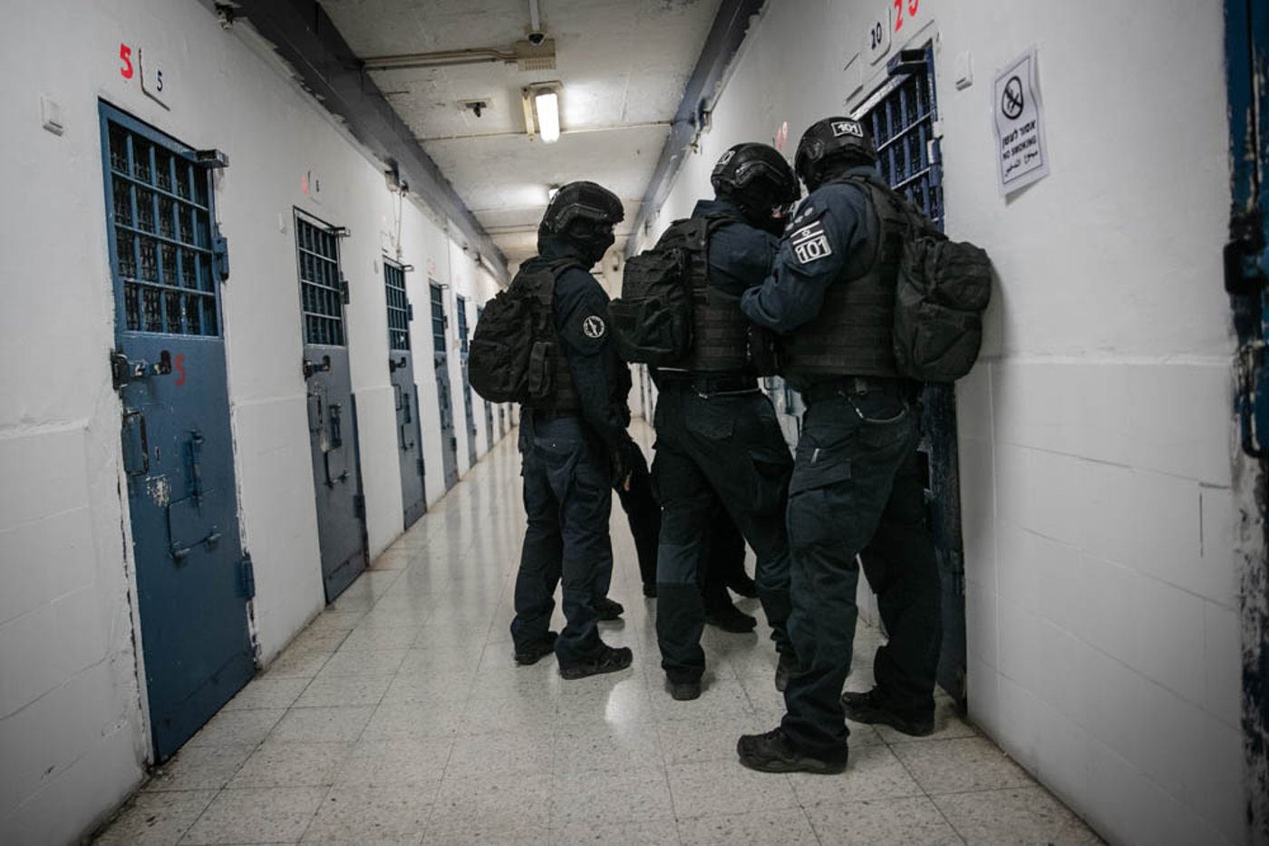 כך נלחמים בהברחות בין כותלי הכלא • הצצה נדירה לפעילות היחידה המיוחדת