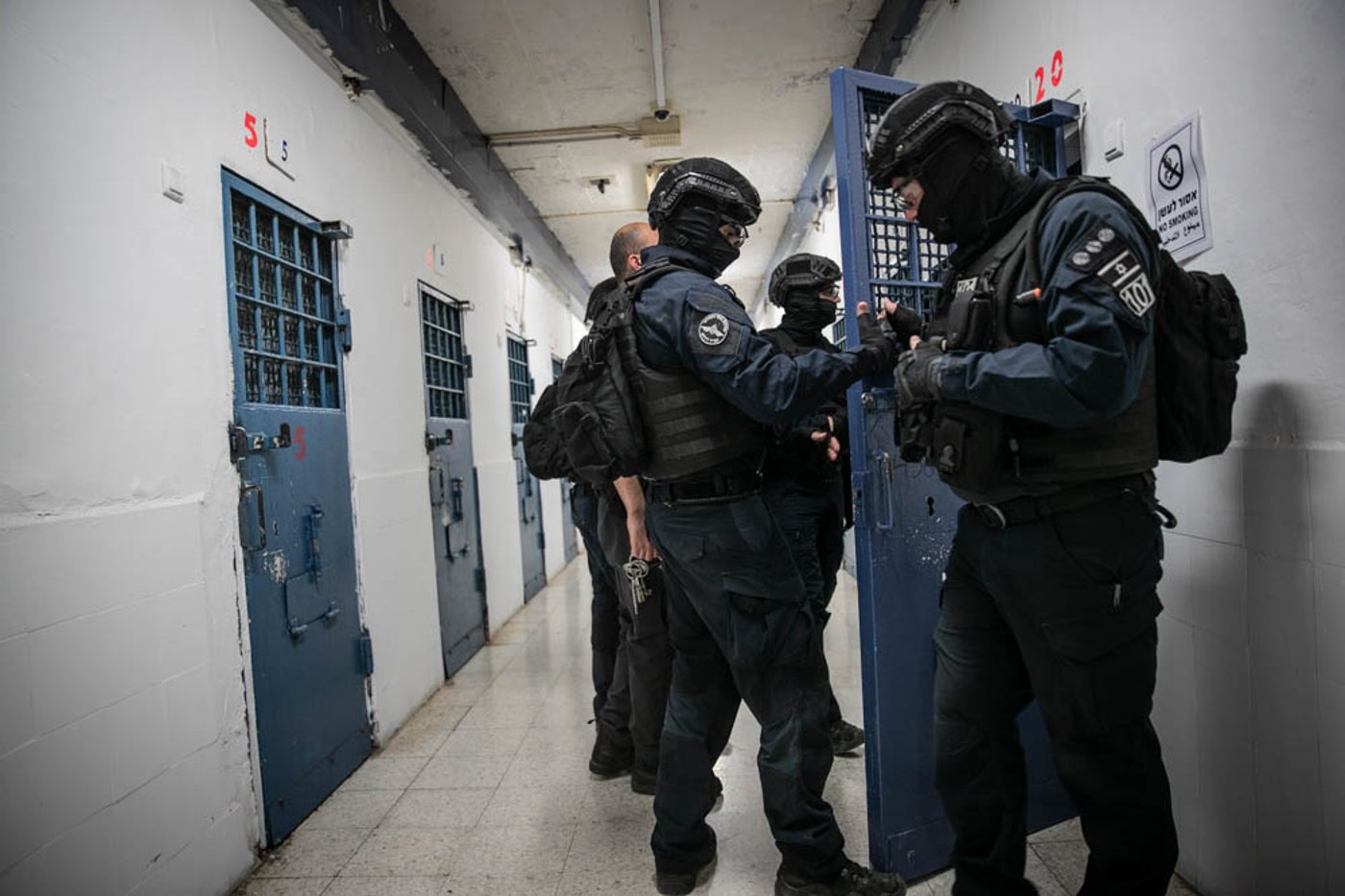 כך נלחמים בהברחות בין כותלי הכלא • הצצה נדירה לפעילות היחידה המיוחדת