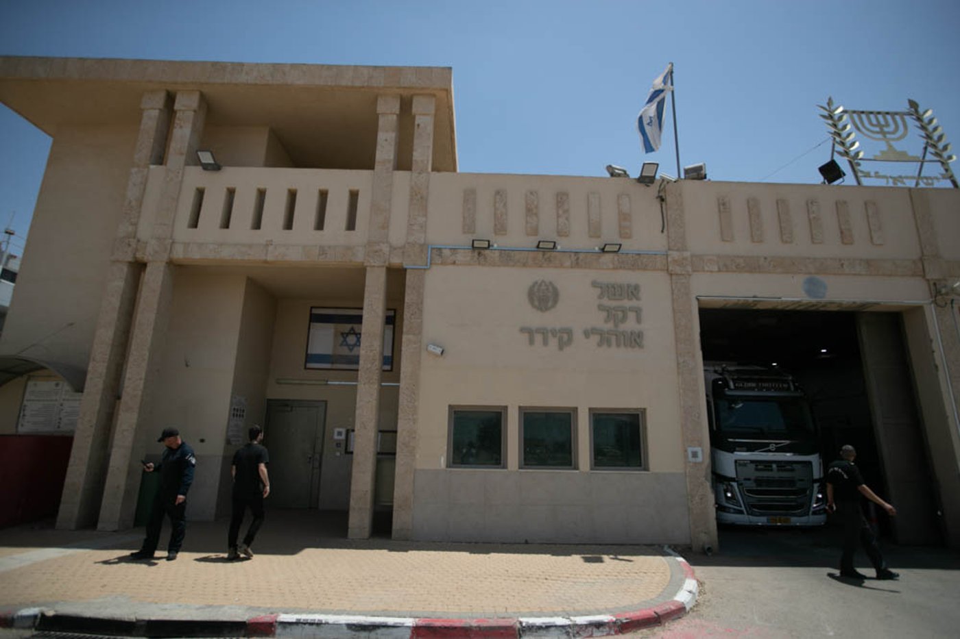 כך נלחמים בהברחות בין כותלי הכלא • הצצה נדירה לפעילות היחידה המיוחדת