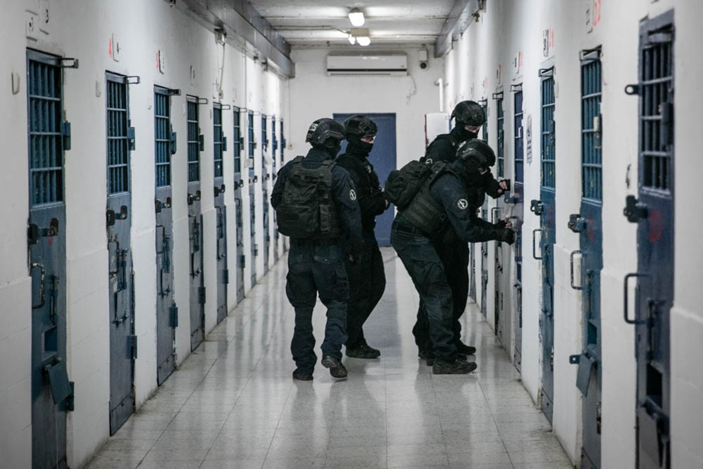 כך נלחמים בהברחות בין כותלי הכלא • הצצה נדירה לפעילות היחידה המיוחדת