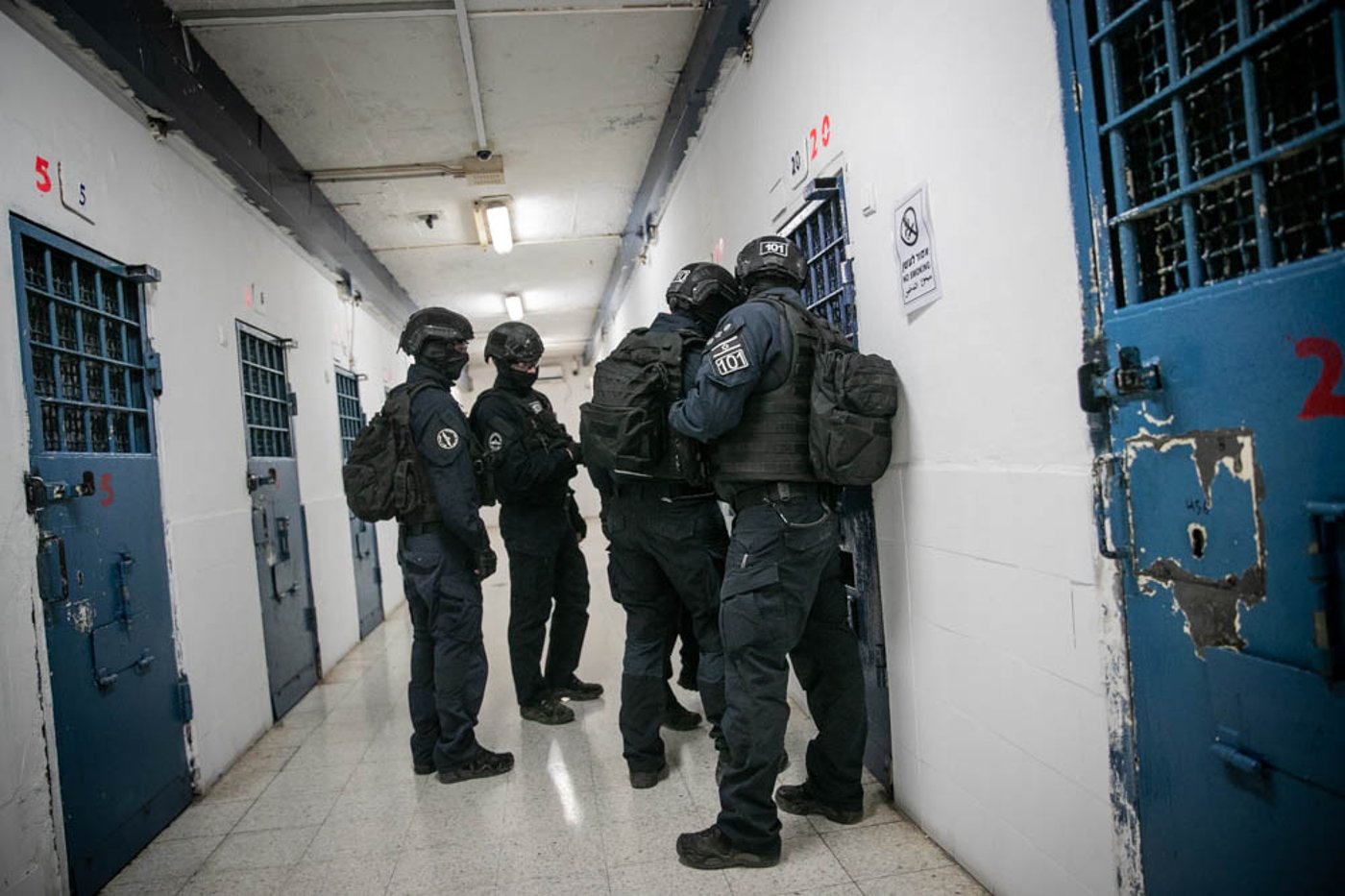כך נלחמים בהברחות בין כותלי הכלא • הצצה נדירה לפעילות היחידה המיוחדת