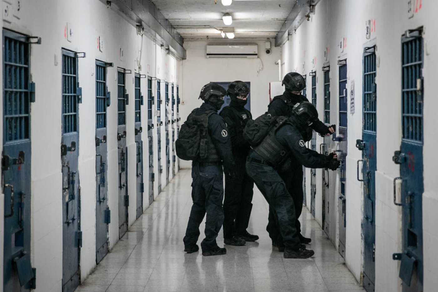 כך נלחמים בהברחות בין כותלי הכלא • הצצה נדירה לפעילות היחידה המיוחדת