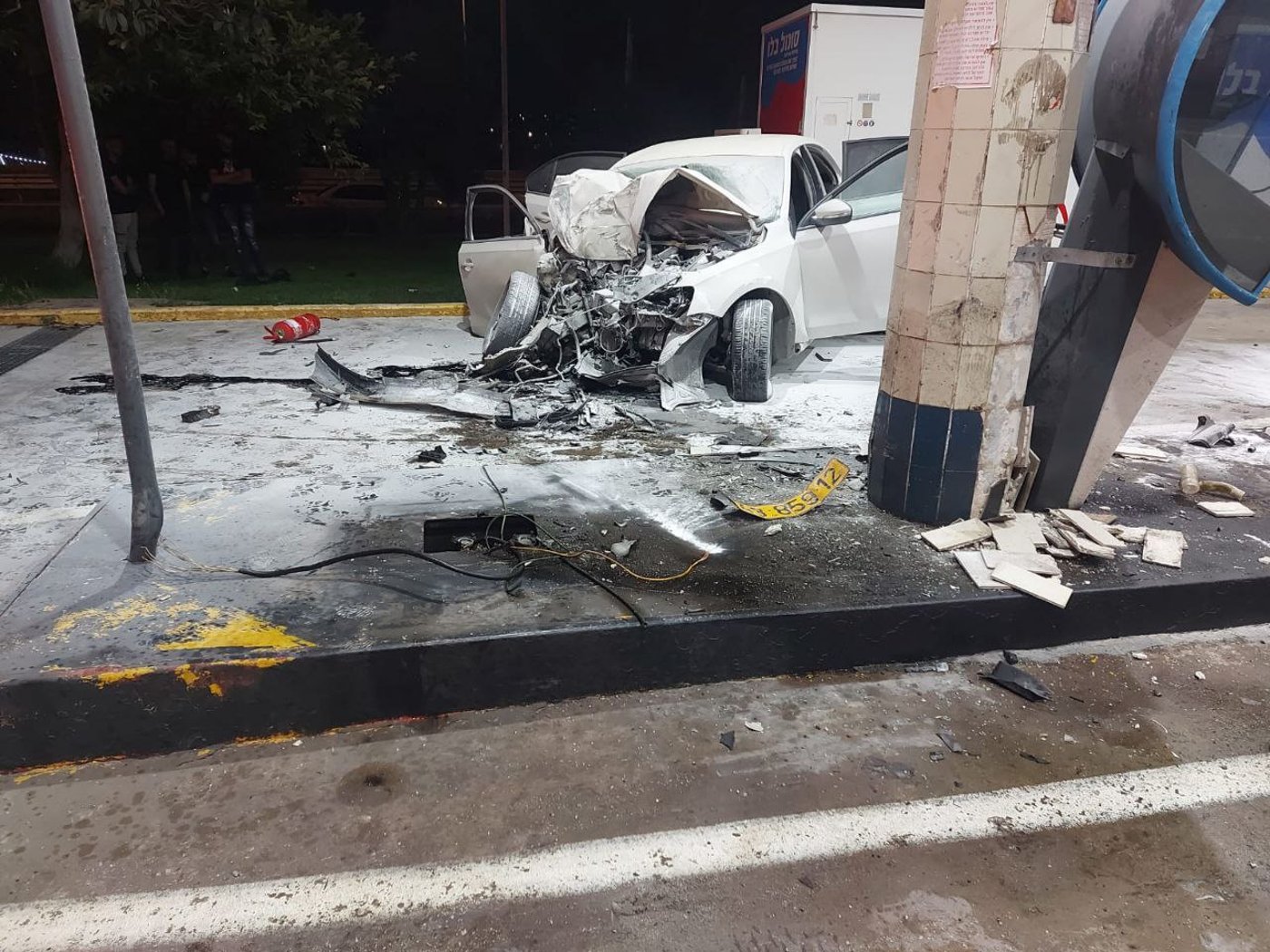 רכב התנגש בעוצמה בעמדת תדלוק; פצועים פונו במצב קשה