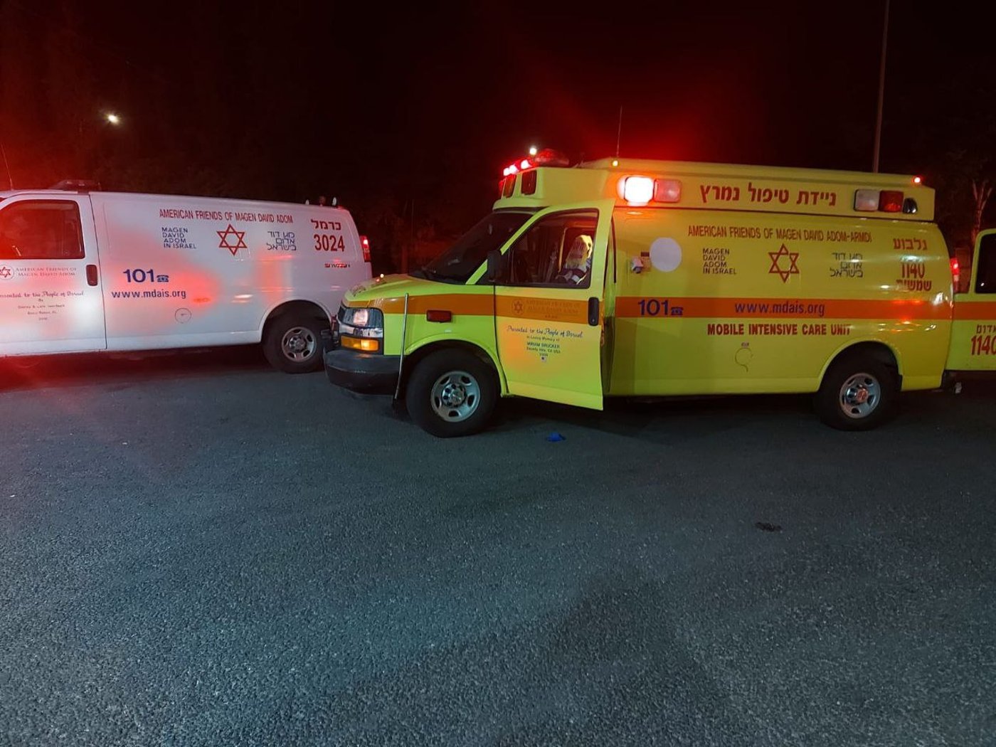 רכב התנגש בעוצמה בעמדת תדלוק; פצועים פונו במצב קשה