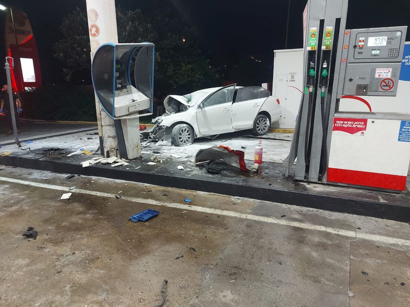 רכב התנגש בעוצמה בעמדת תדלוק; פצועים פונו במצב קשה