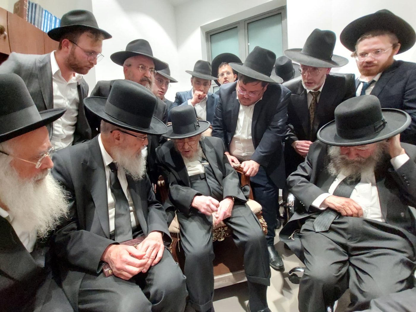 זקן חברי המועצת הגרב"מ אזרחי לצד הגאון רבי אביעזר פילץ, רבני העיר וחברי מועצת העיר מדגל התורה בבית שמש