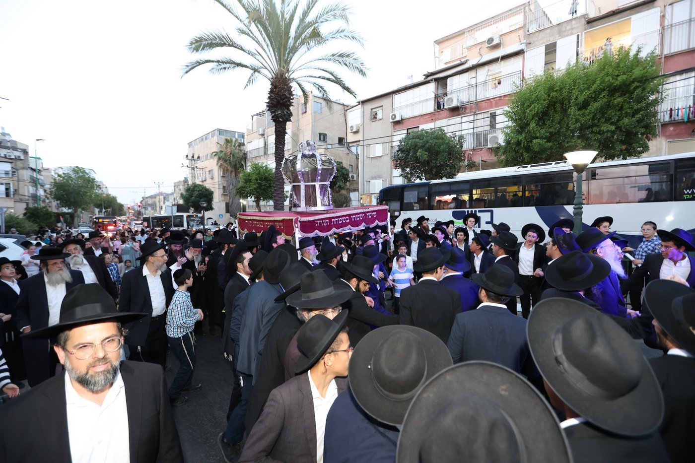 הכנסת ספר תורה לישיבת 'דעת חכמה'