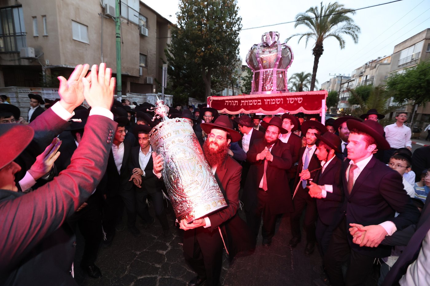 הכנסת ספר תורה לישיבת 'דעת חכמה'