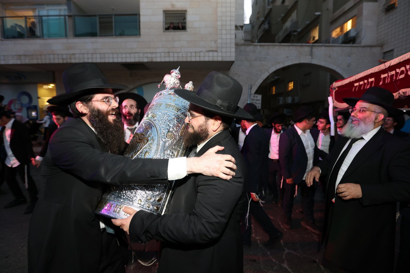 הכנסת ספר תורה לישיבת 'דעת חכמה'