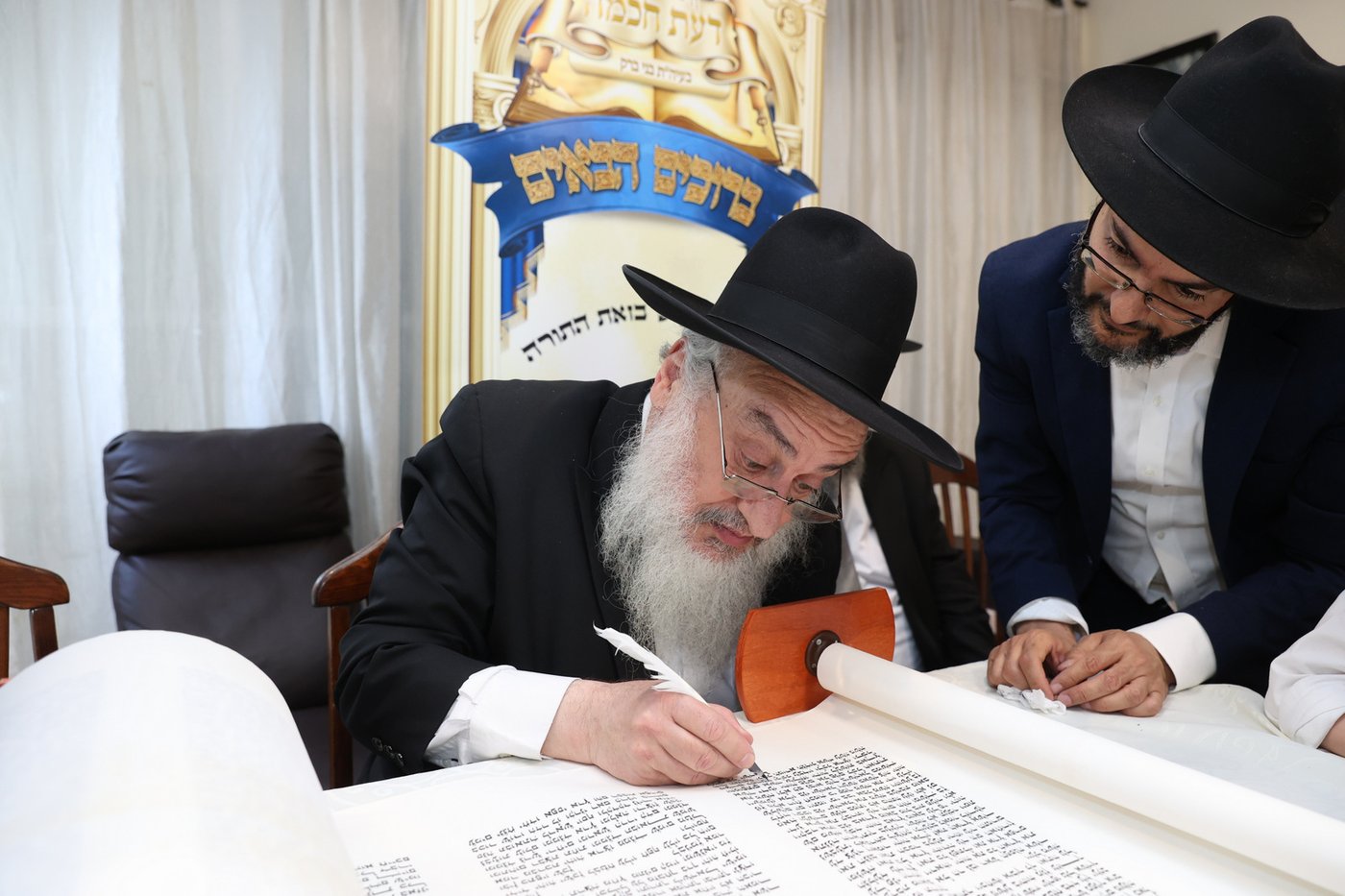 הכנסת ספר תורה לישיבת 'דעת חכמה'