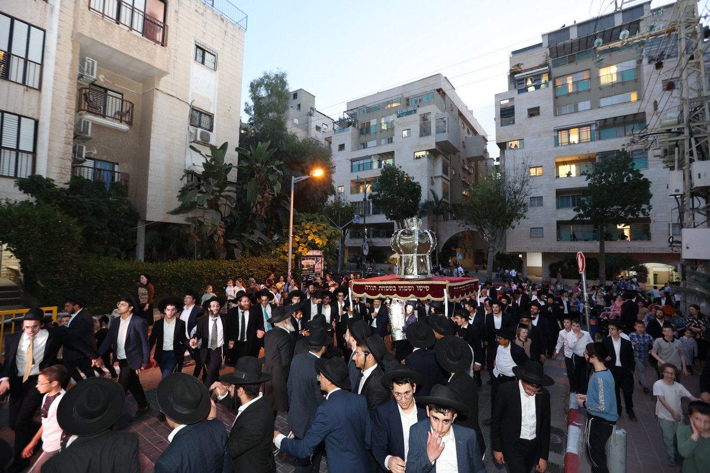 הכנסת ספר תורה לישיבת 'דעת חכמה'
