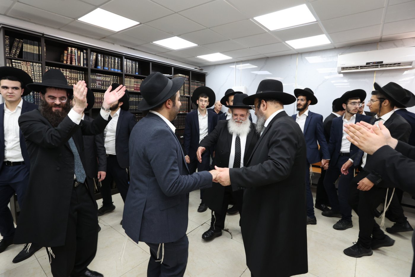הכנסת ספר תורה לישיבת 'דעת חכמה'