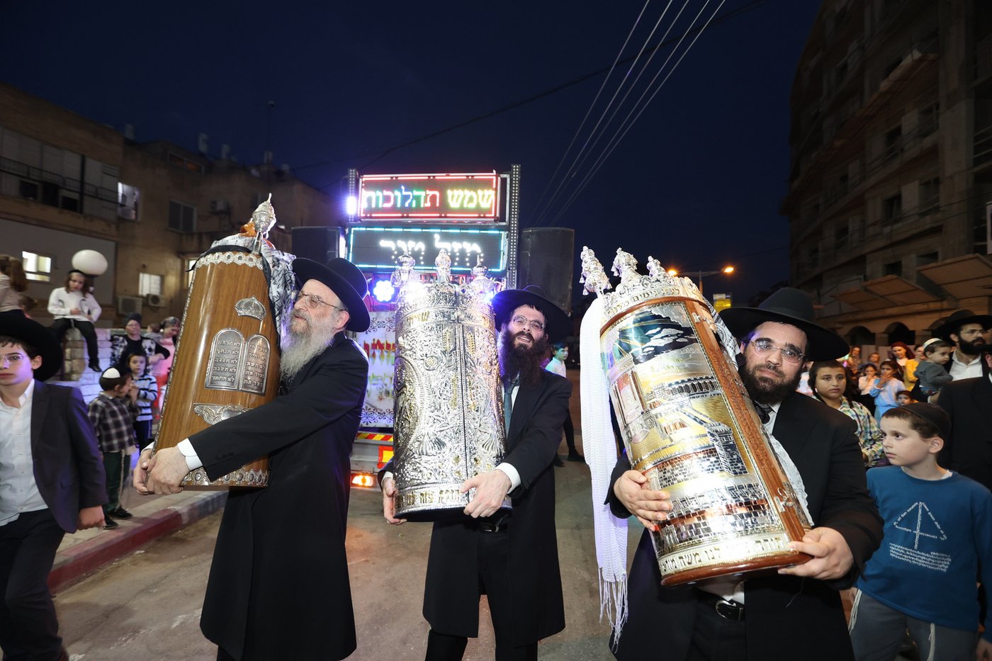 הכנסת ספר תורה לישיבת 'דעת חכמה'