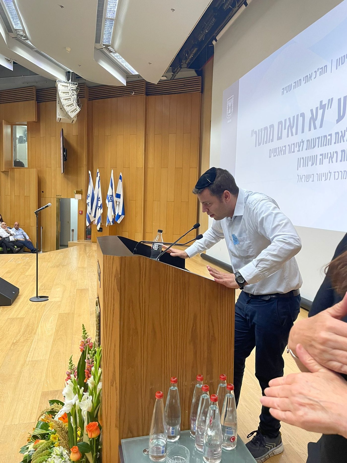 בני נואם בכנסת על מנת לעלות מודעות לכבדי ראיה