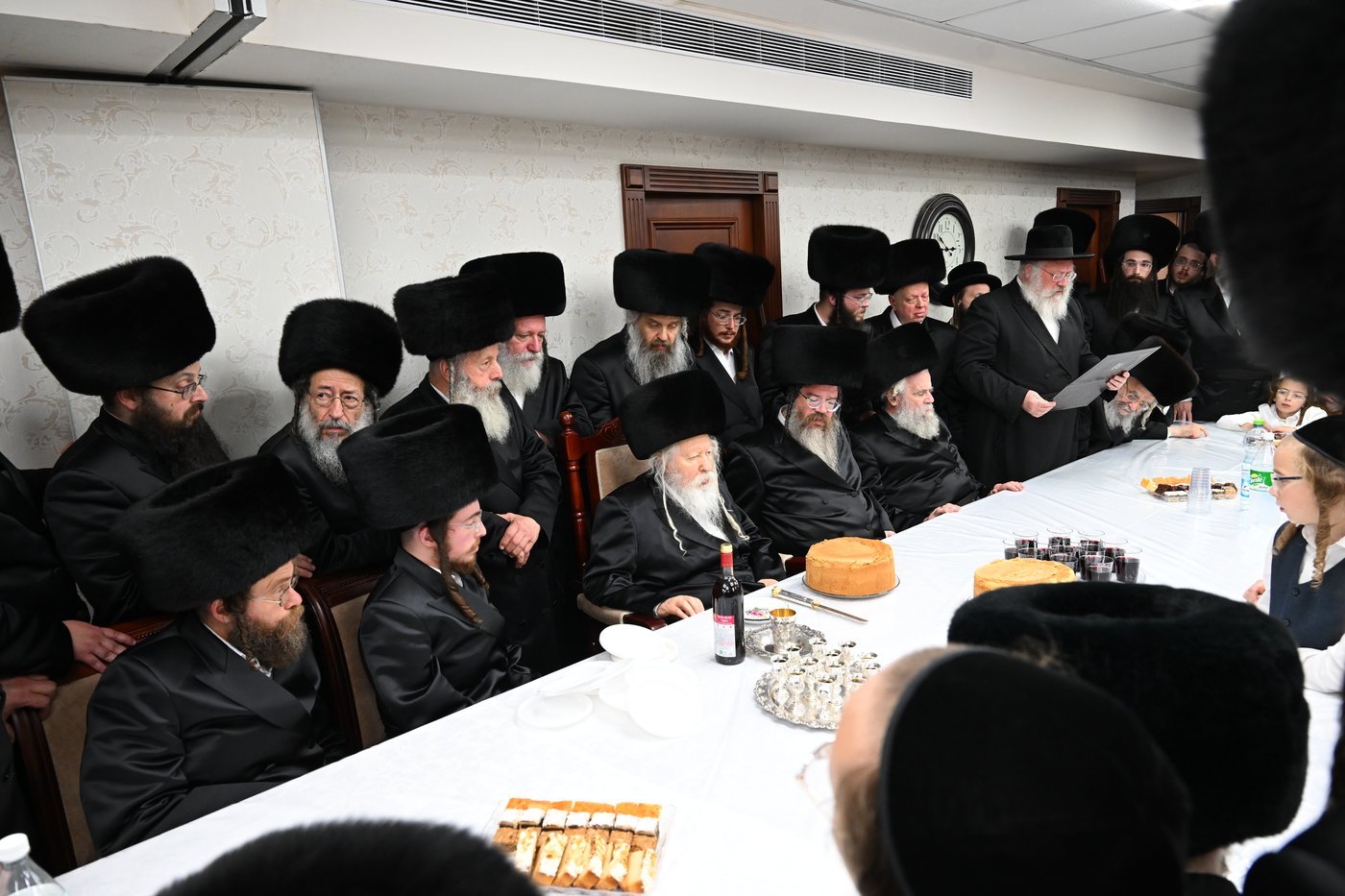 בעיצומה של החתונה הגדולה בגור: שיחה ממושכת בין רה"י הגרב"מ אזרחי והרבי מגור