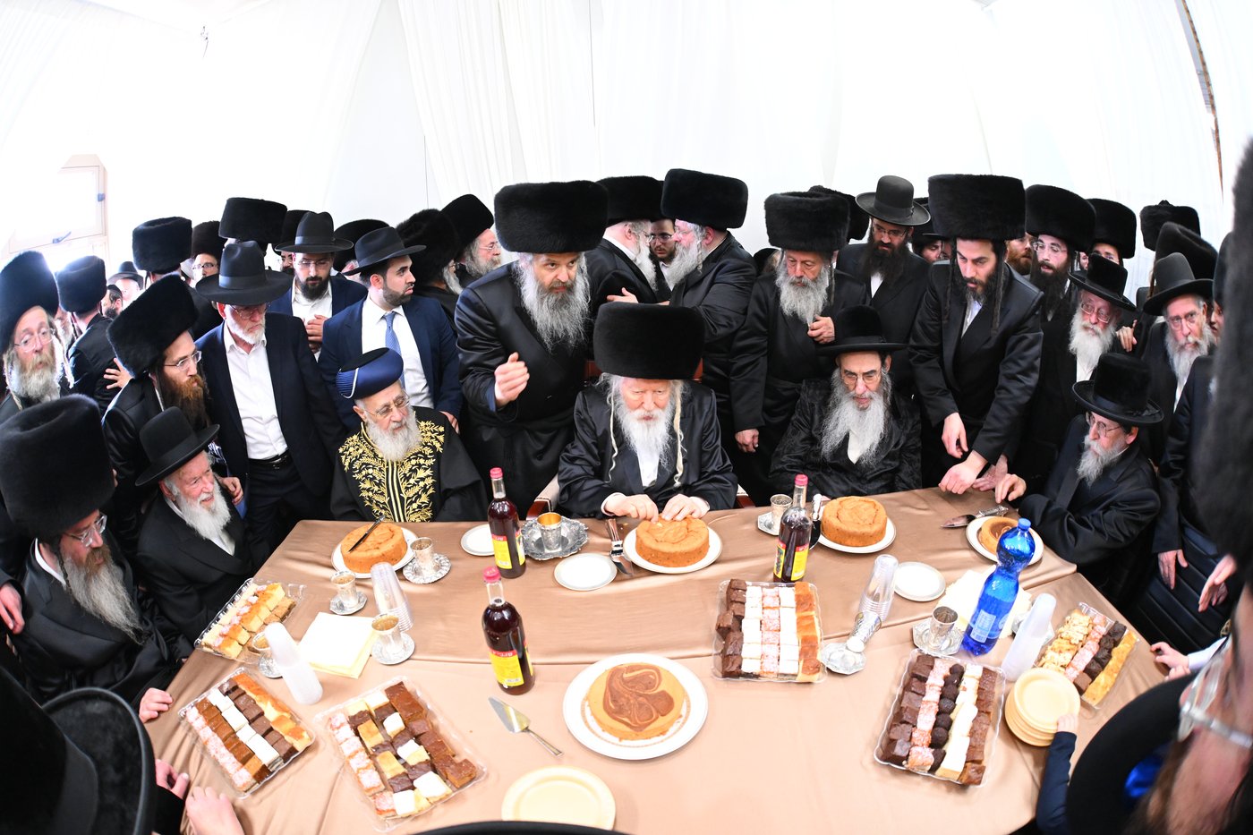 בעיצומה של החתונה הגדולה בגור: שיחה ממושכת בין רה"י הגרב"מ אזרחי והרבי מגור