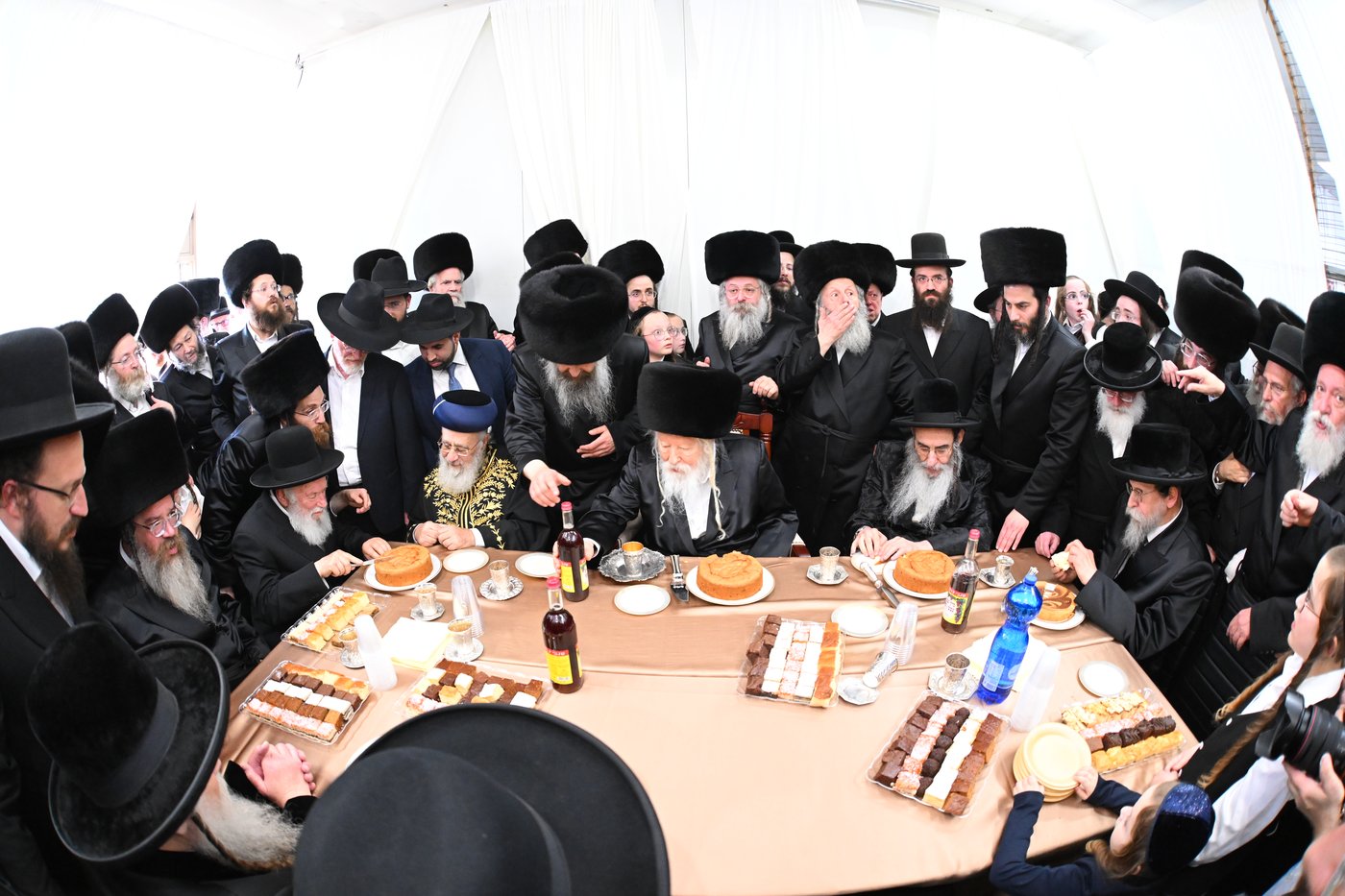 בעיצומה של החתונה הגדולה בגור: שיחה ממושכת בין רה"י הגרב"מ אזרחי והרבי מגור