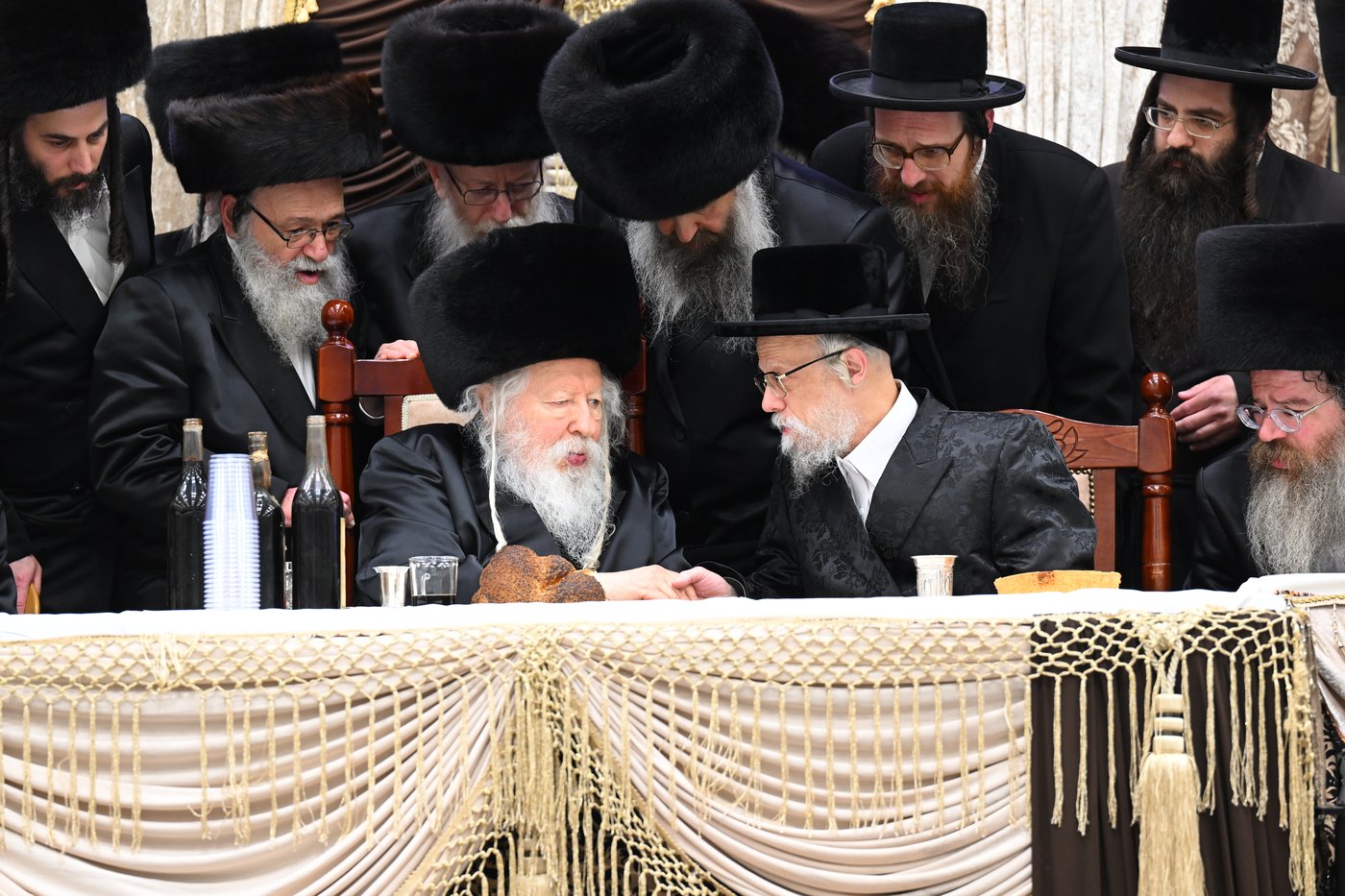 בעיצומה של החתונה הגדולה בגור: שיחה ממושכת בין רה"י הגרב"מ אזרחי והרבי מגור