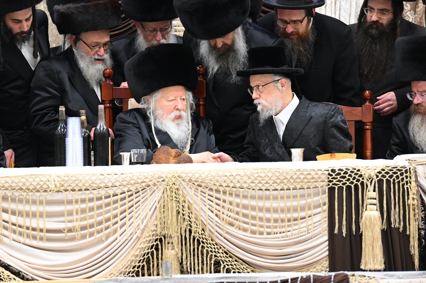 בעיצומה של החתונה הגדולה בגור: שיחה ממושכת בין רה"י הגרב"מ אזרחי והרבי מגור