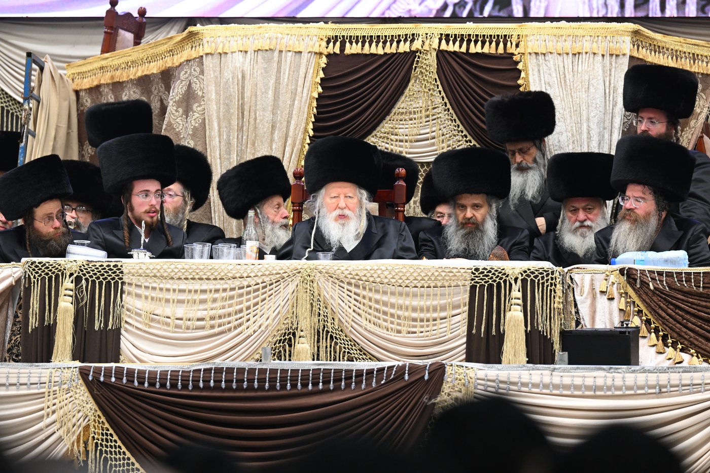 בעיצומה של החתונה הגדולה בגור: שיחה ממושכת בין רה"י הגרב"מ אזרחי והרבי מגור