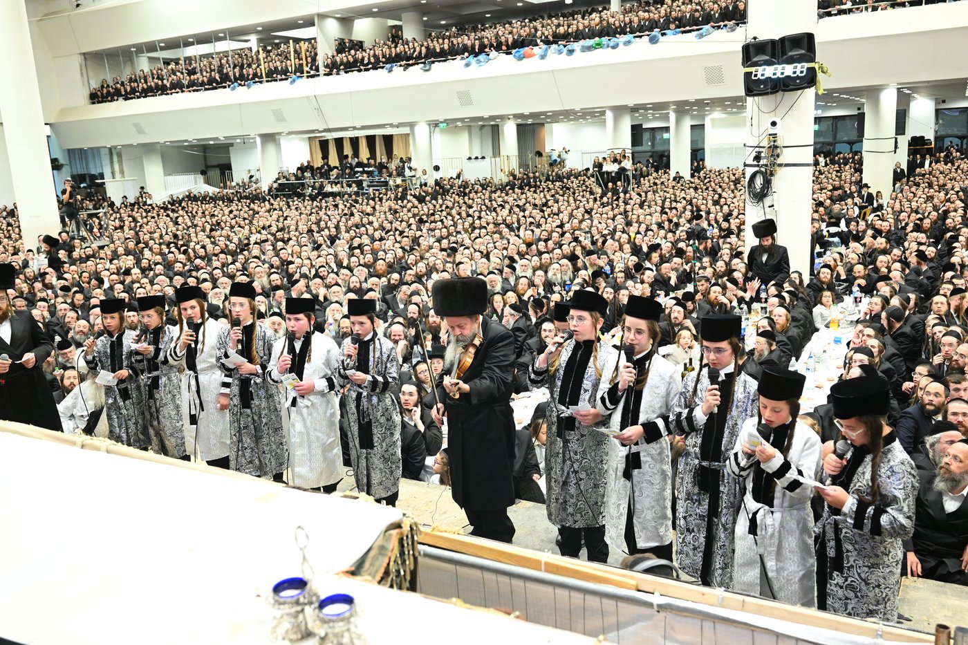 בעיצומה של החתונה הגדולה בגור: שיחה ממושכת בין רה"י הגרב"מ אזרחי והרבי מגור