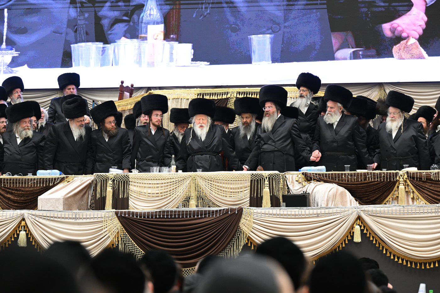 בעיצומה של החתונה הגדולה בגור: שיחה ממושכת בין רה"י הגרב"מ אזרחי והרבי מגור