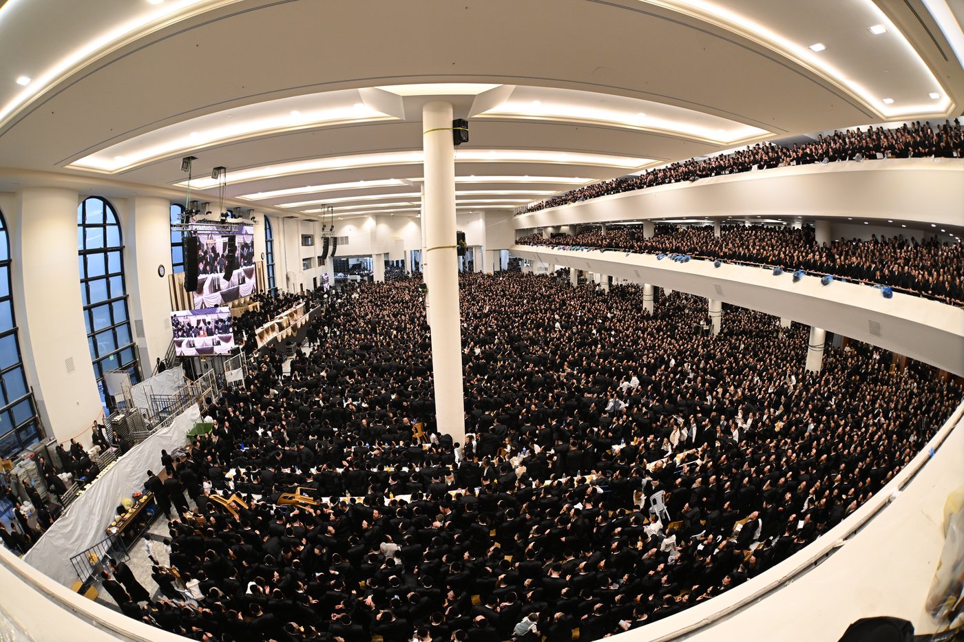 בעיצומה של החתונה הגדולה בגור: שיחה ממושכת בין רה"י הגרב"מ אזרחי והרבי מגור